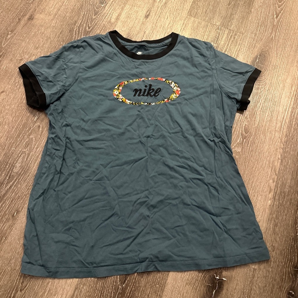 Women’s large Nike shirt